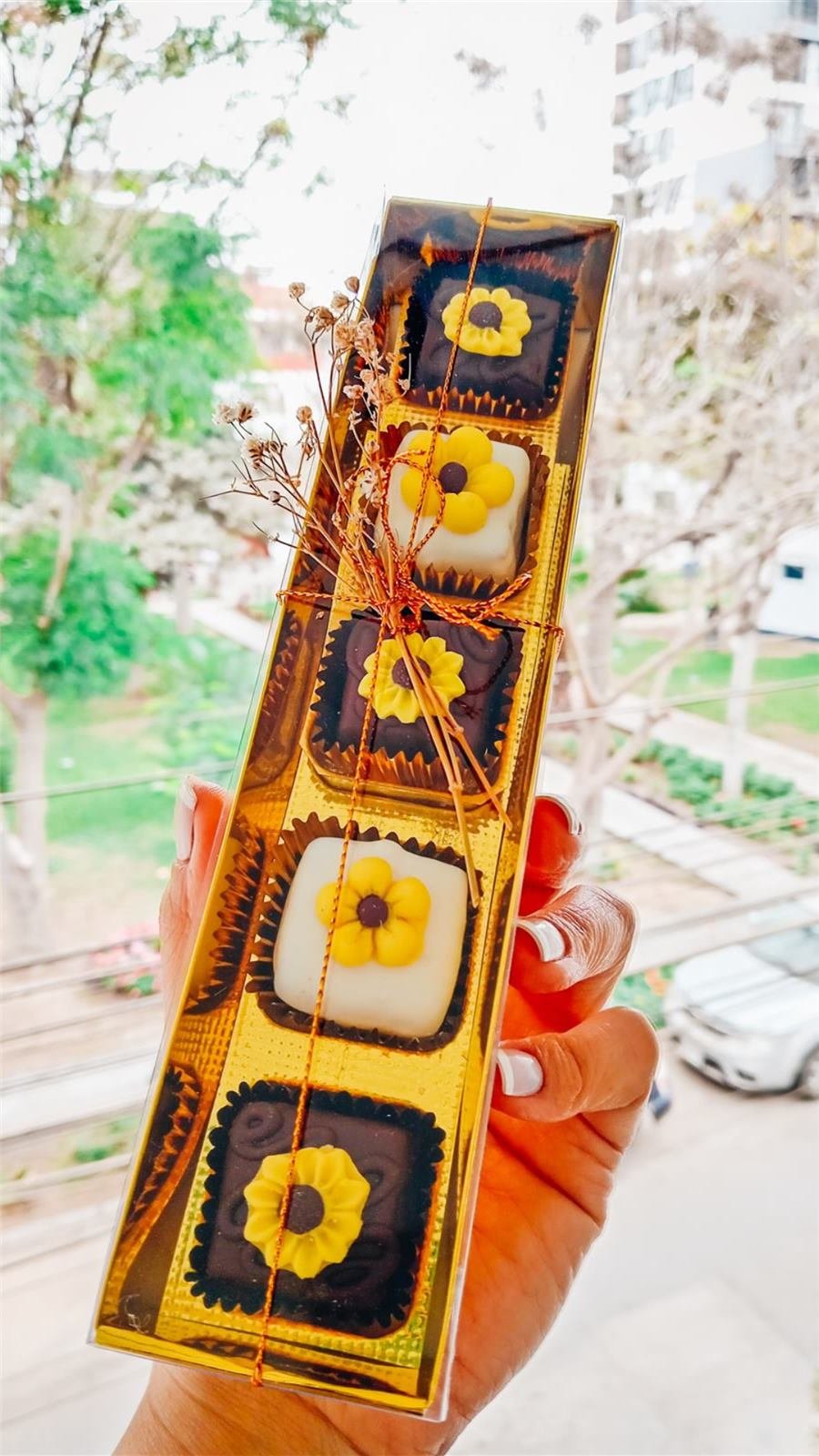 Detalle personalizado Valkiria con flores amarillas